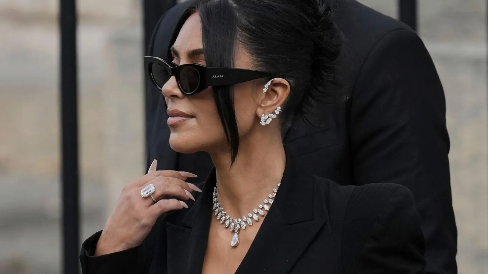 Die Staatsanwaltschaft hat für die Angeklagten im Prozess um den Raubüberfall auf Kim Kardashian zumeist hohe Haftstrafen verlangt. (Archivbild) (Bild: Aurelien Morissard/AP/dpa)