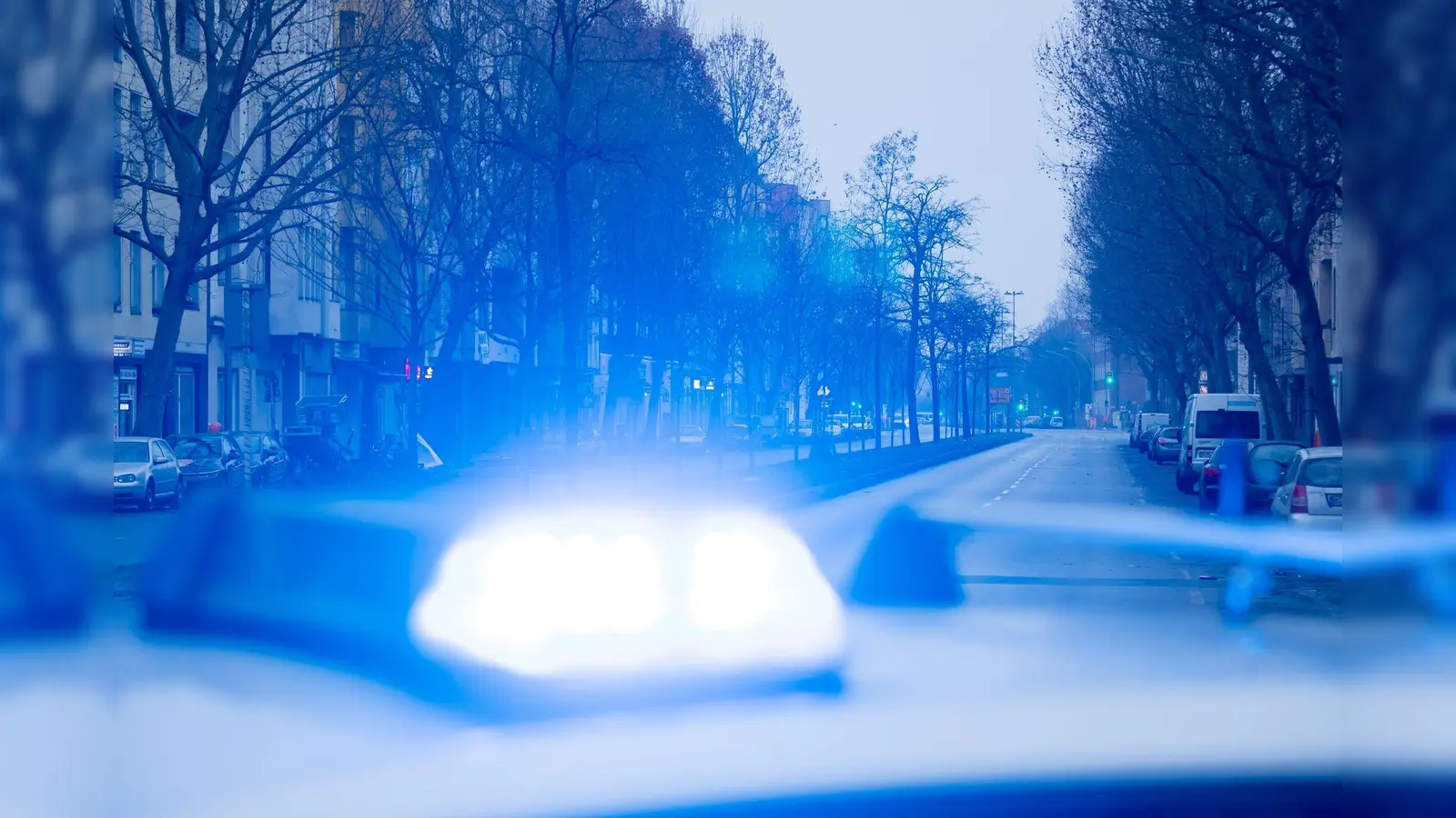 Ein Rettungswagen kam bei Kümmersbruck von der Straße ab. (Symbolbild: Christoph Soeder/dpa/Symbolbild)