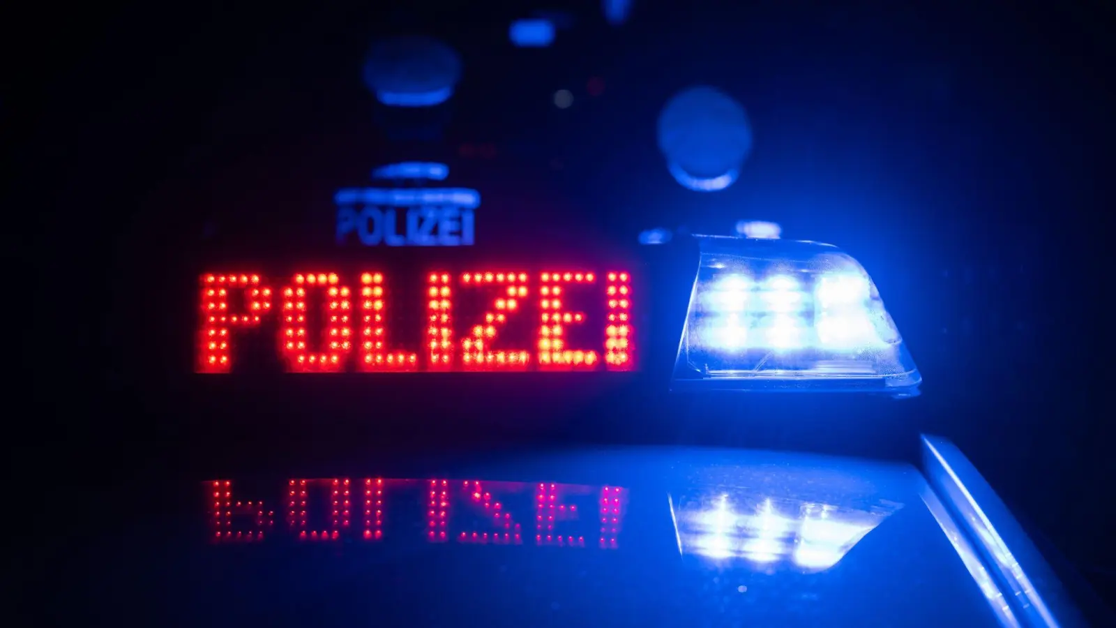 Die Polizei sucht Zeugen einer Unfallflucht vor dem Gregor-Mendel-Gymnasium in Amberg. (Symbolbild: Marijan Murat/dpa)