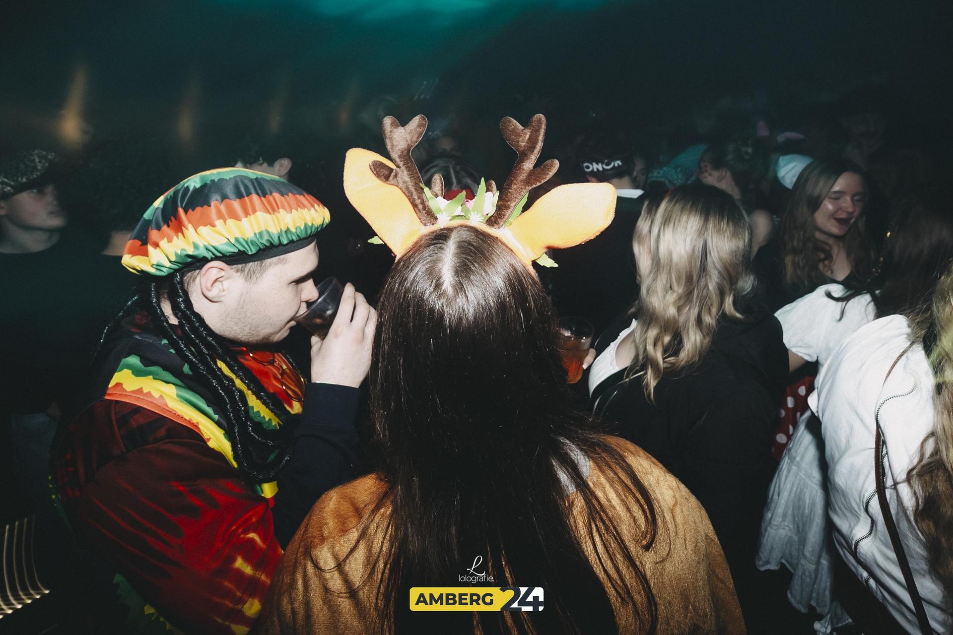 Im Trio wurde während der Hexennacht gefeiert. Viel Spaß mit den Fotos. (Bild: Leonie Hartung)