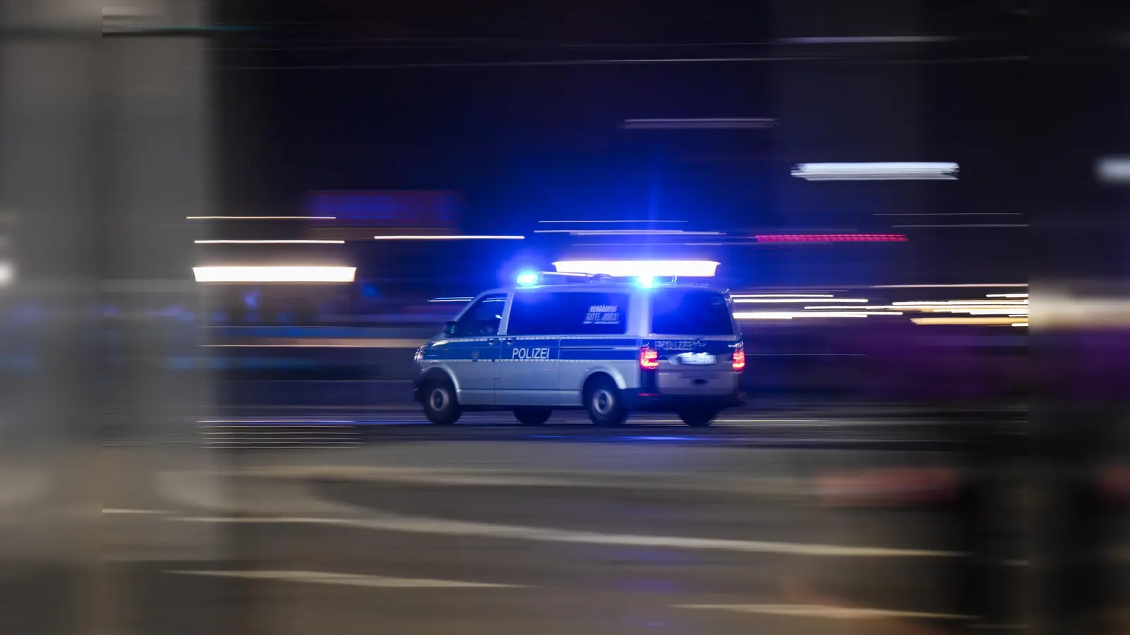 Die Polizei muss nach Geschäftsschluss in einem Schnellrestaurant in Wernberg-Köblitz eingreifen.<br> (Symbolbild: Robert Michael/exb)