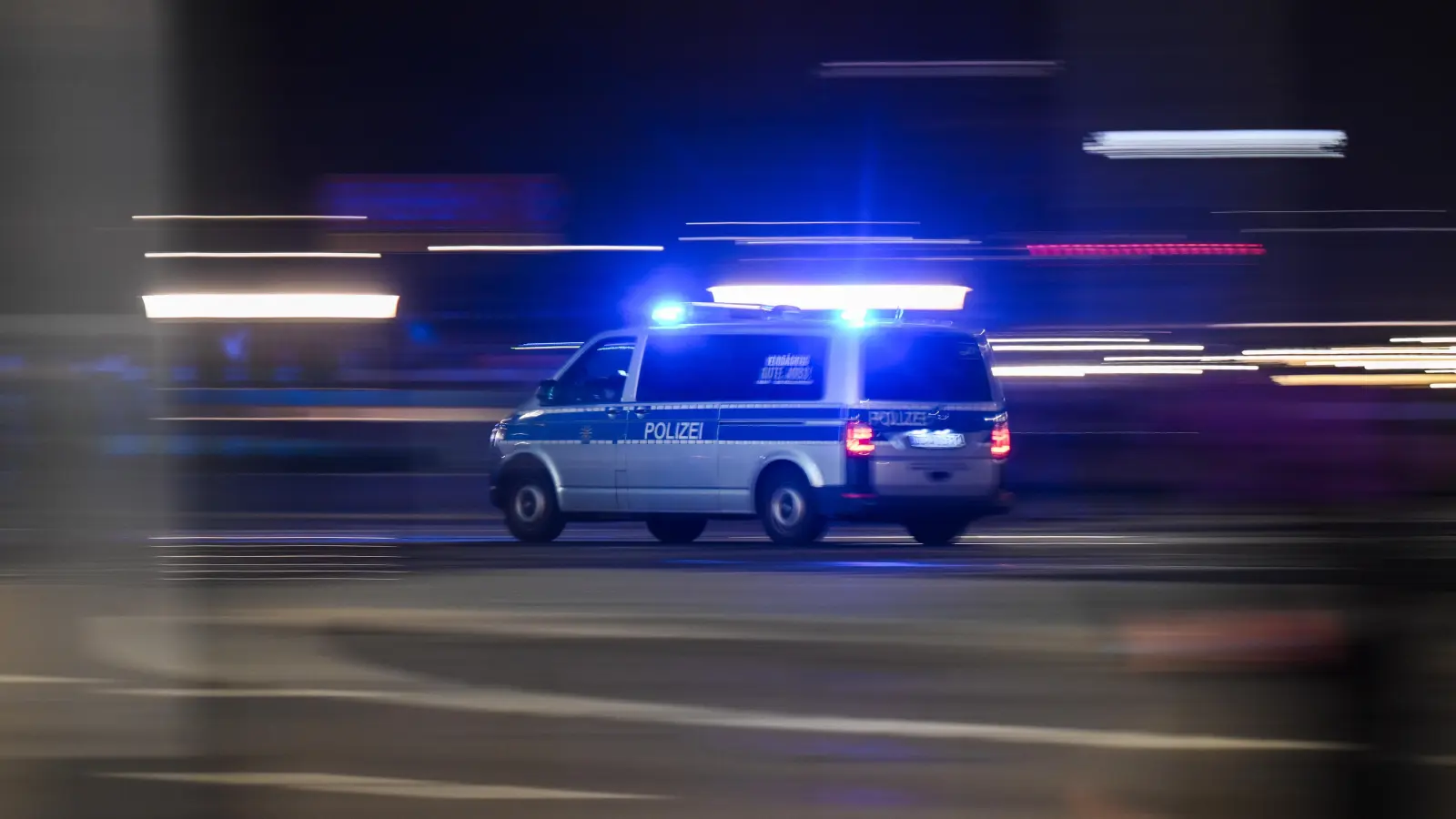 Ein Mann verursachte einen Großeinsatz in Amberg durch einen Anruf.  (Symbolbild: Robert Michael/dpa)
