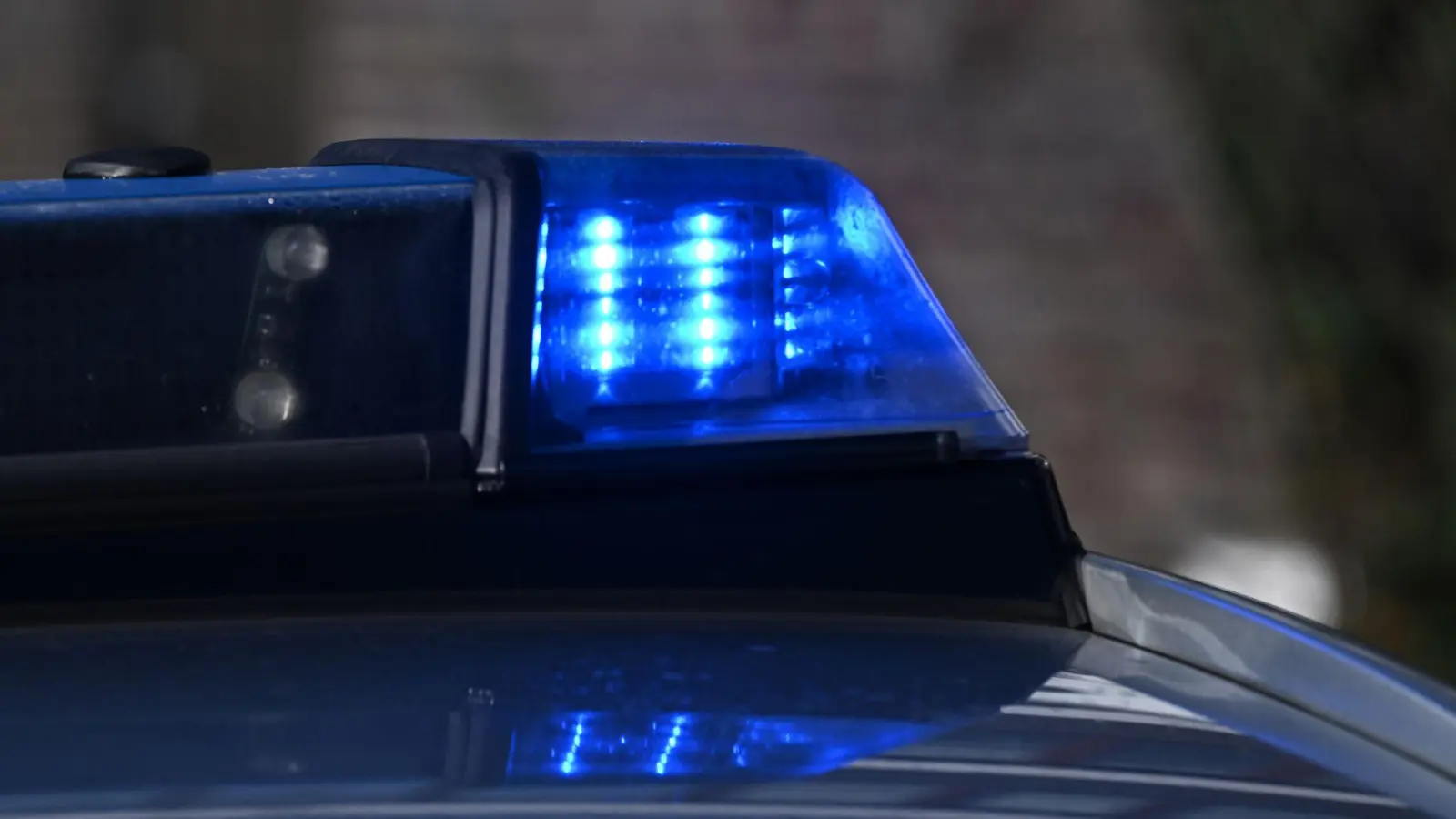 Die Einbrecher bedrohten den Bewohner unter anderem mit einem Hammer. (Symbolbild) (Bild: Bernd Weißbrod/dpa)