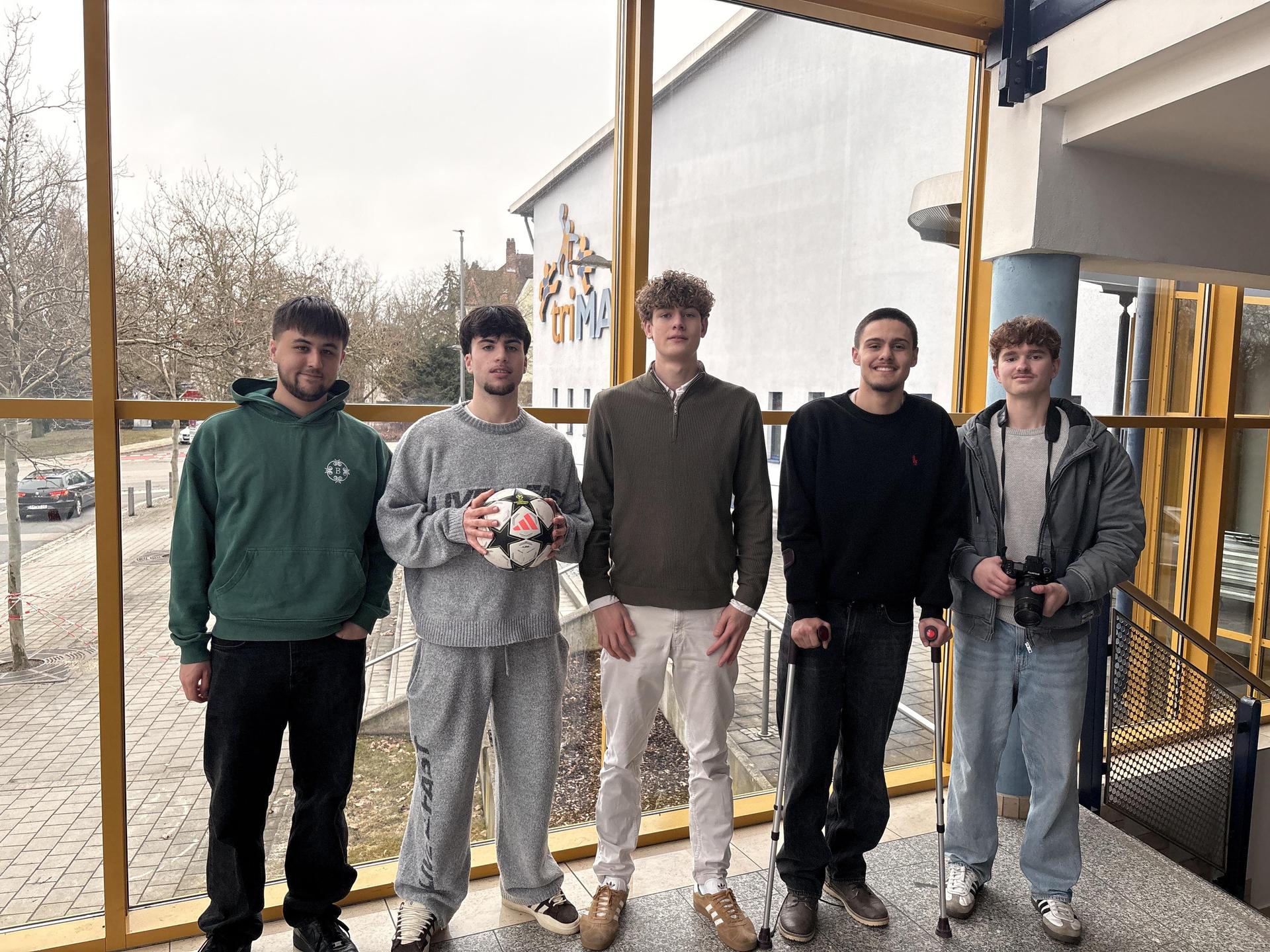 Die Organisatoren des Turniers: (von links) Samuel Melchner, Schüler des HCA, Noah Keller, Schüler des HCA und Jugend-Nationalspieler, Michael Ehbauer von der FOSBOS, André Sena Seitz, Schülersprecher der FOSBOS, sowie Social Media Video und Fotograph Julian Grahl. (Bild: Lukas Büchold)