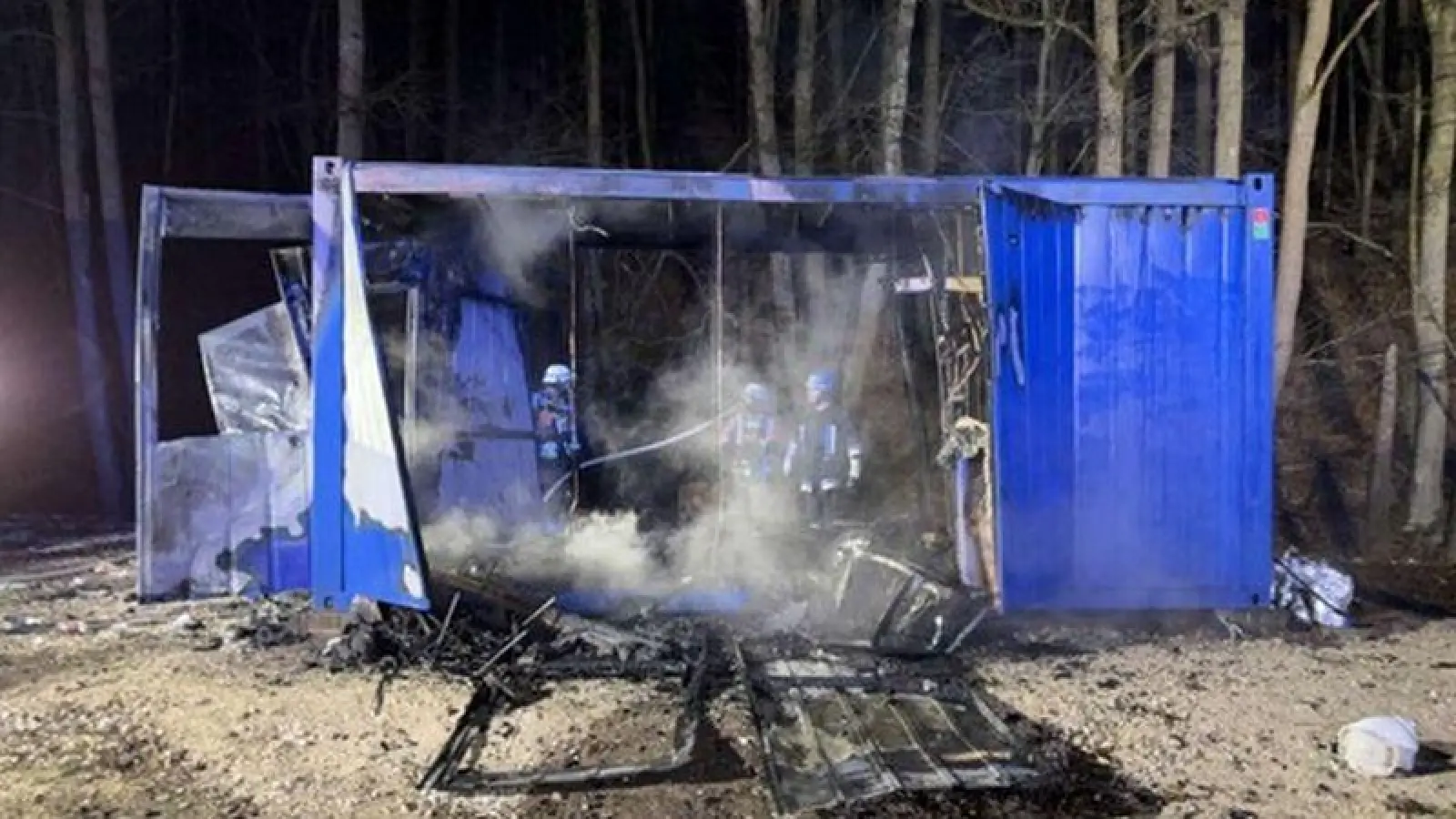In Freudenberg ist dieser Wohncontainer komplett ausgebrannt. Wegen des Verdachts der Brandstiftung nahm die Polizei den 35-jährigen Bewohner fest.  (Bild: Polizeiinspektion Amberg)