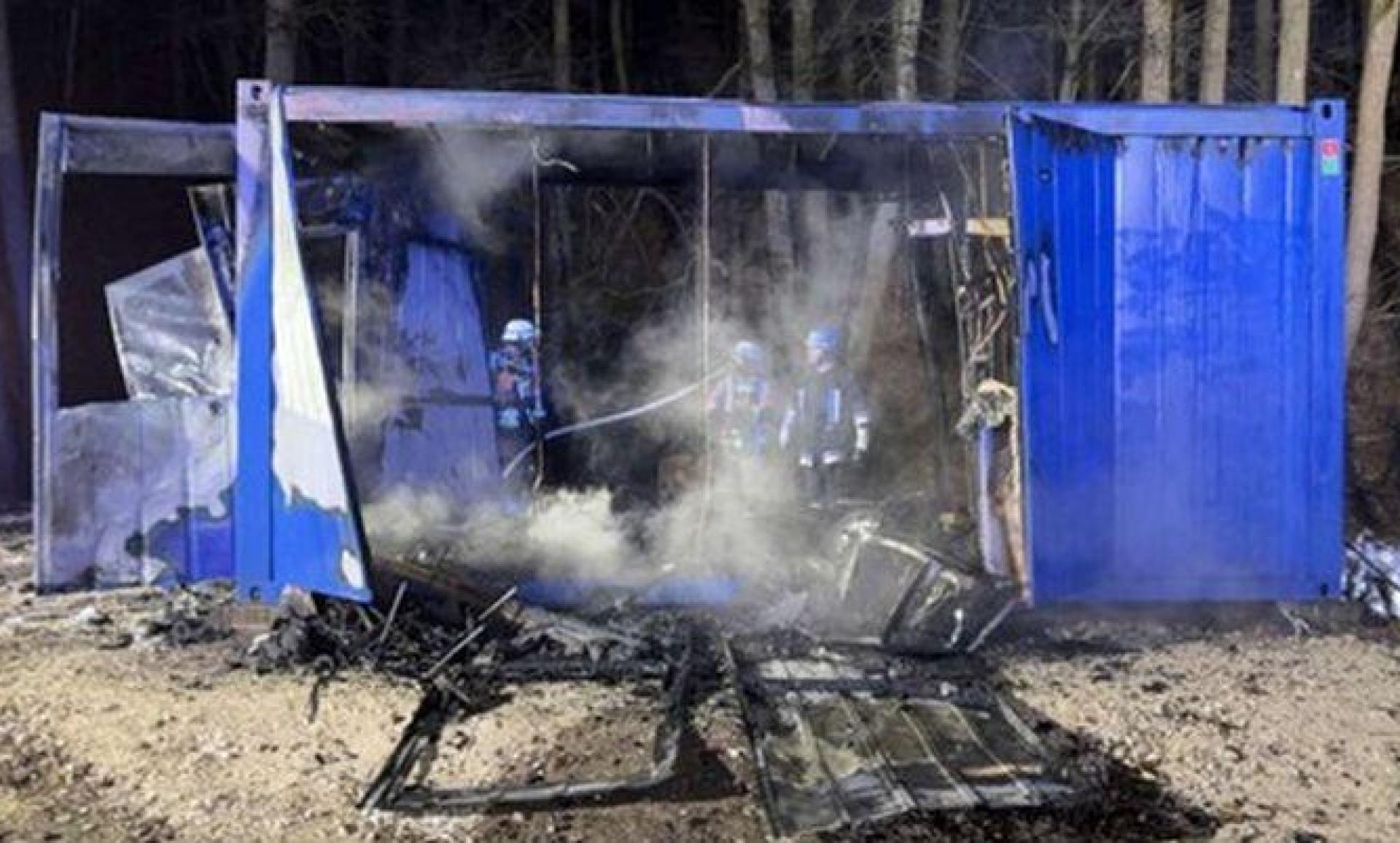 In Freudenberg ist dieser Wohncontainer komplett ausgebrannt. Wegen des Verdachts der Brandstiftung nahm die Polizei den 35-jährigen Bewohner fest.  (Bild: Polizeiinspektion Amberg)