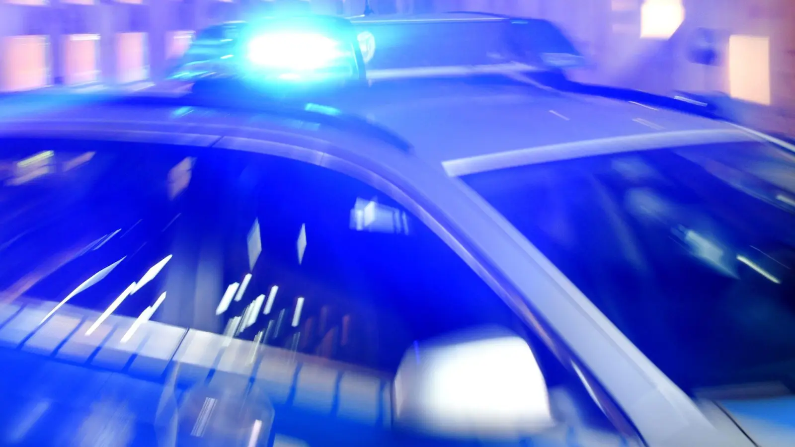 Ein Sattelzug mit Gefahrgut wurde auf der A 6 bei Birgland gestoppt. Mängel bei der Ladungssicherung und den Papieren führten zu Anzeigen. (Symbolbild: Carsten Rehder/dpa)