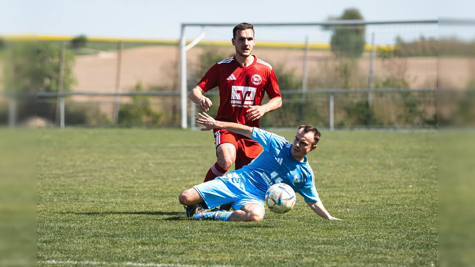 Noch einmal alles reinhauen: Die DJK Ensdorf (blau) ist bereits sicher in der Relegation zur Kreisliga.  (Bild: Hannah Dirscherl)