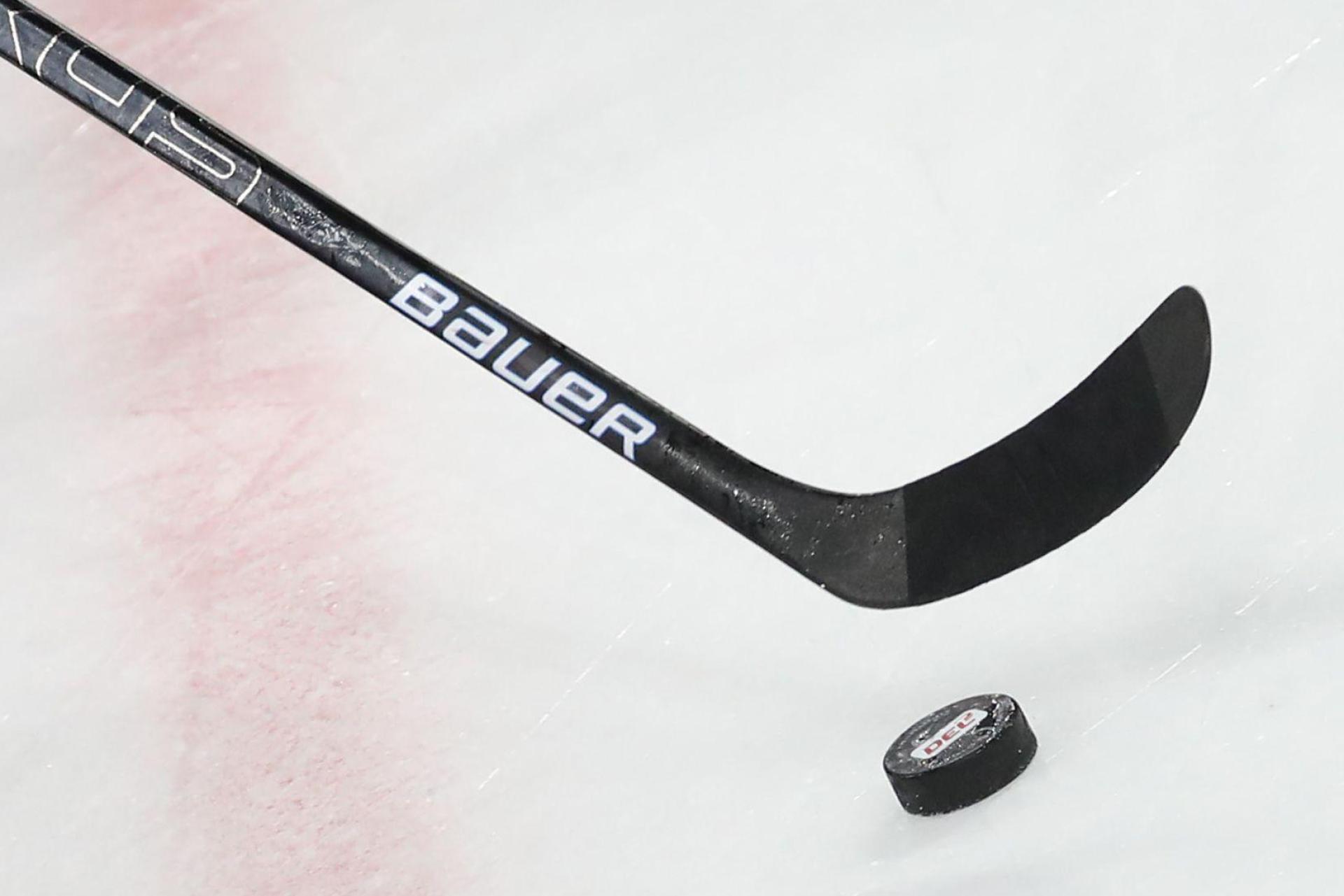 Nach einem Eishockeyspiel in Amberg wurde ein Schläger im Wert von 350 Euro gestohlen. Die Polizei ermittelt. (Symbolbild: Daniel Karmann/dpa)