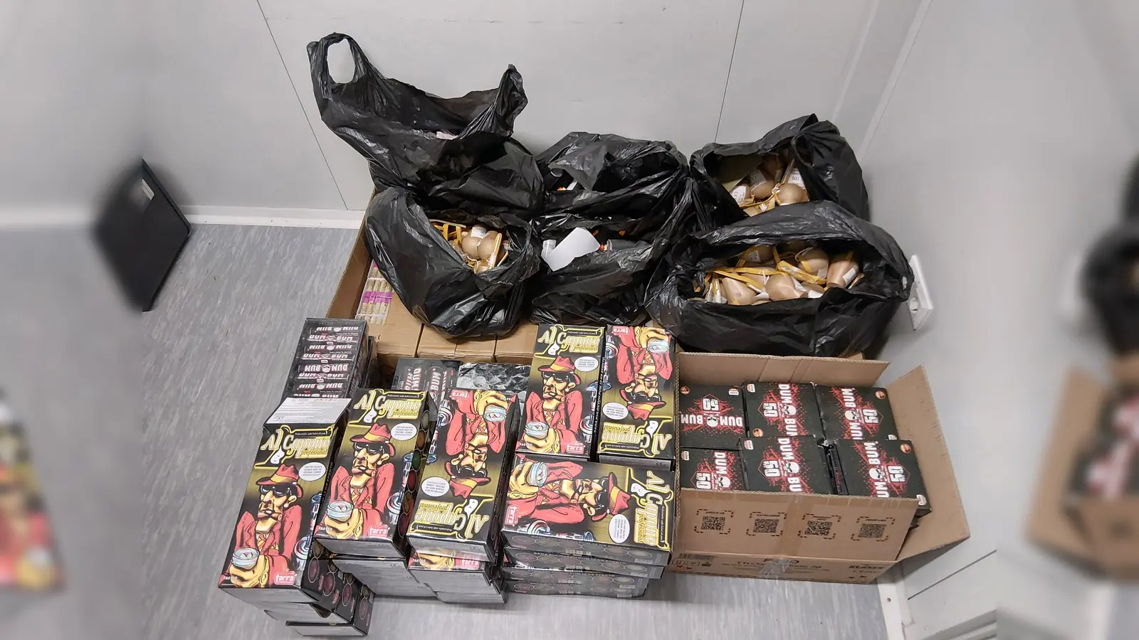 Nicht auszudenken, wenn Feuerwerk mit 47 Kilogramm Nettoexplosivmasse in einem Auto detonieren würde. (Bild: Bundespolizei)