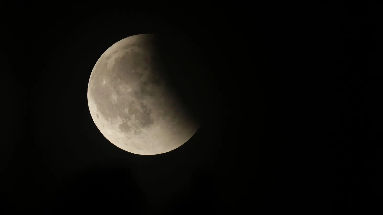 Der Mond wird sich verfinstern. (Archivbild: Thomas Warnack/dpa)