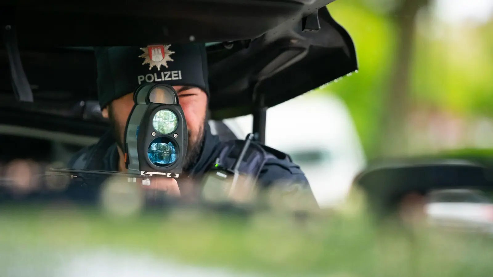 Auf der Lauer: Wer sich an Tempolimits hält, hat nichts zu befürchten. Für einen Audi-Fahrer bei Freudenberg aber könnte es jetzt ein Fahrverbot geben. (Symbolbild: Jonas Walzberg/dpa/dpa-tmn)