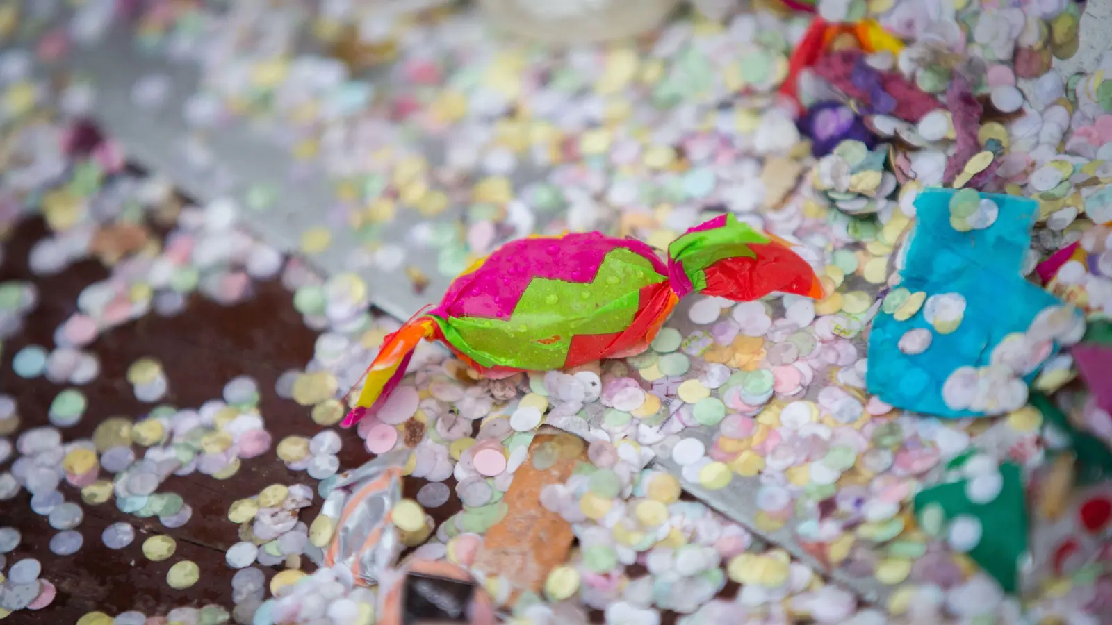 Die Faschingsumzüge in Hahnbach, Gebenbach, Hohenburg und Freudenberg verursachen Änderungen im Busfahrplan. (Symbolbild: Frank Rumpenhorst/dpa)