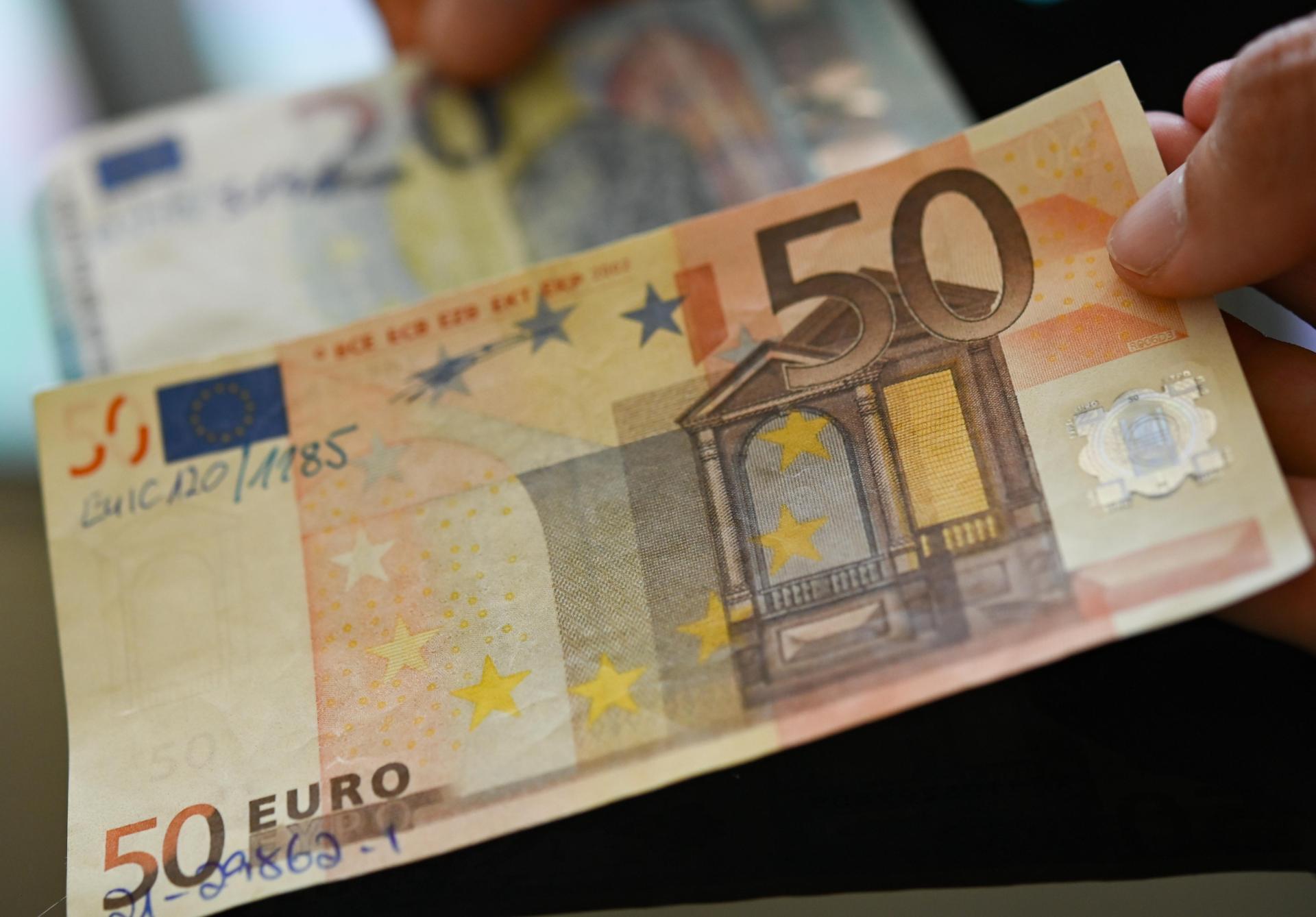 Ein falscher 50-Euro-Schein auf der Regensburger Dult brachte die Ermittlungen ins Rollen. (Symbolbild: Arne Dedert/dpa)