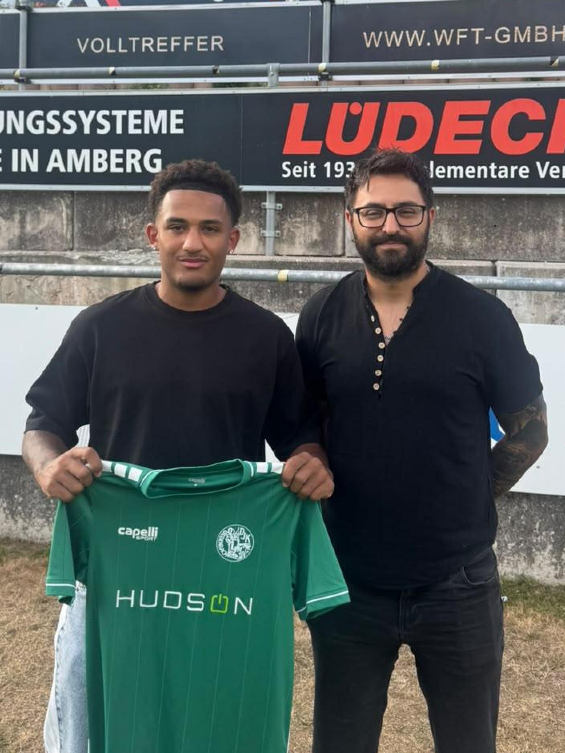 Gebenbachs Sportlicher Leiter Erdal Izmire (rechts) freut sich über die Verpflichtung von Remmy Kruse. (Bild: Verein/DJK Gebenbach)