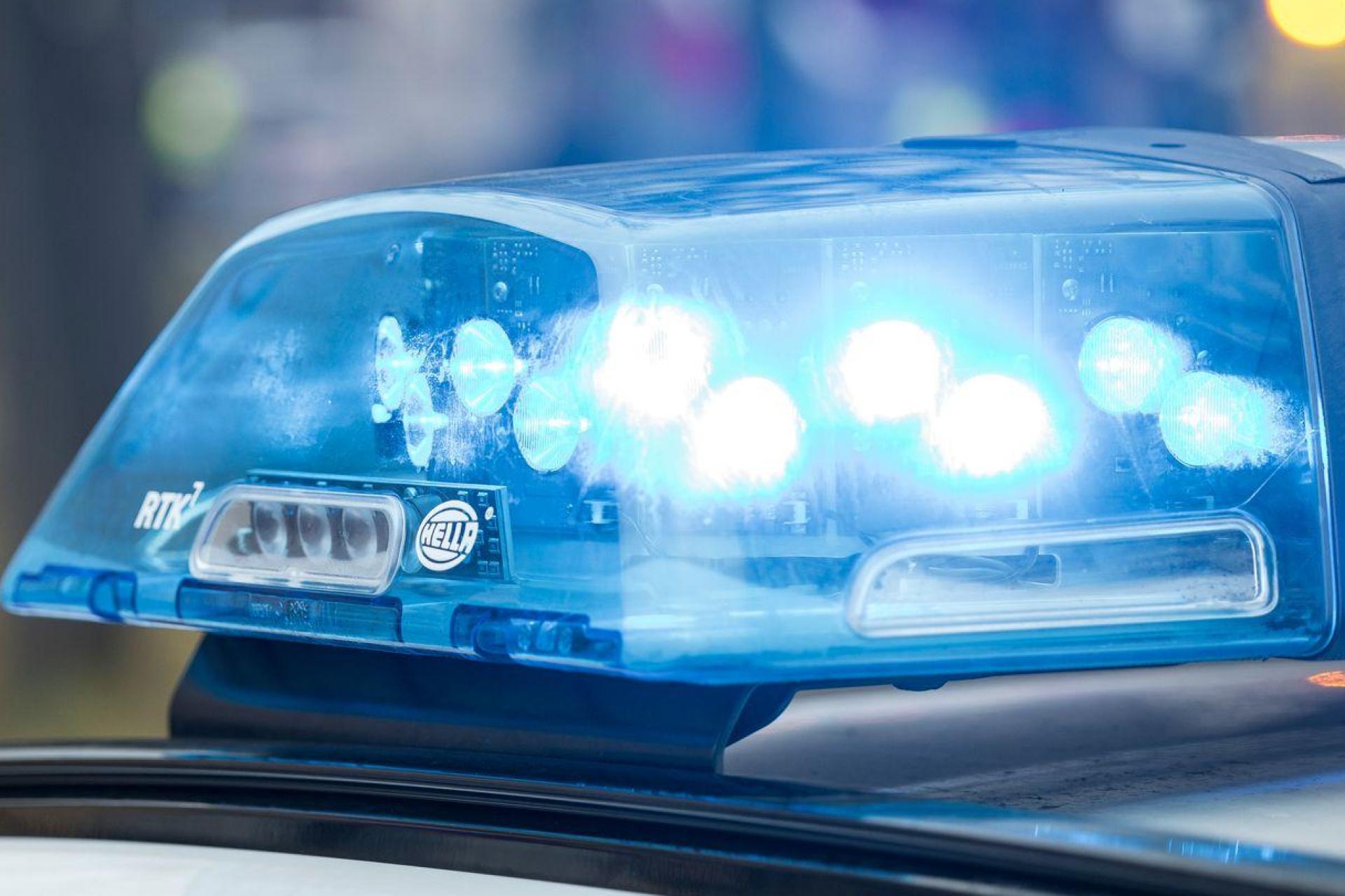 Während des Faschingsumzugs in Schmidmühlen wurde ein Lieferfahrzeug beschädigt. Die Polizei sucht nach zwei jungen Männern als Tatverdächtige. (Symbolbild: Daniel Vogl/dpa)