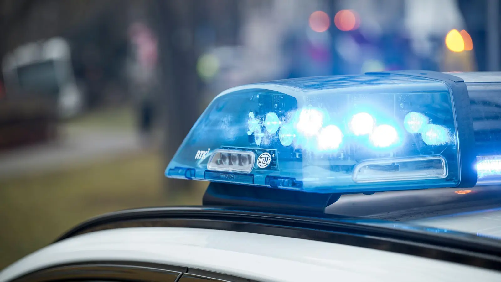 Während des Faschingsumzugs in Schmidmühlen wurde ein Lieferfahrzeug beschädigt. Die Polizei sucht nach zwei jungen Männern als Tatverdächtige. (Symbolbild: Daniel Vogl/dpa)