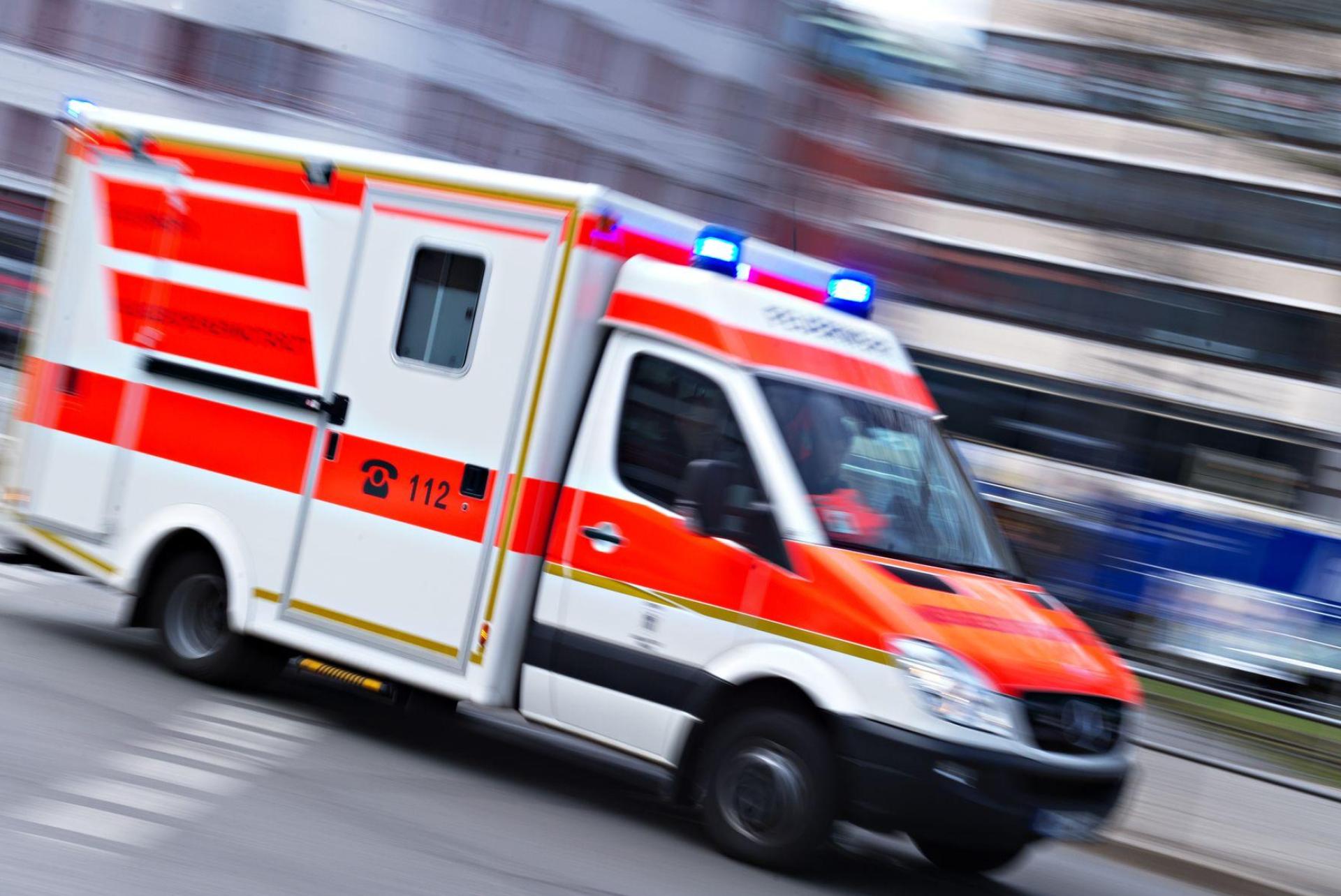 Die Rettungskräfte brachten den Mann in ein Krankenhaus. (Symbolbild: Nicolas Armer/dpa)