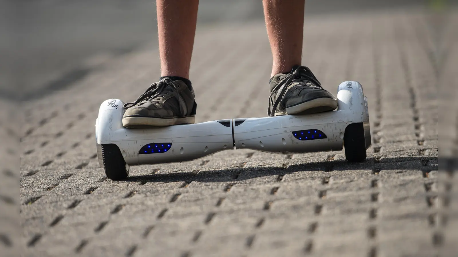 Ein Hoverboard. Weil sie mit einem umgebauten Exemplar unterwegs war, hat eine Neunjährige in Rieden jetzt Probleme mit der Polizei bekommen.  (Symbolbild: Andreas Arnold/dpa )