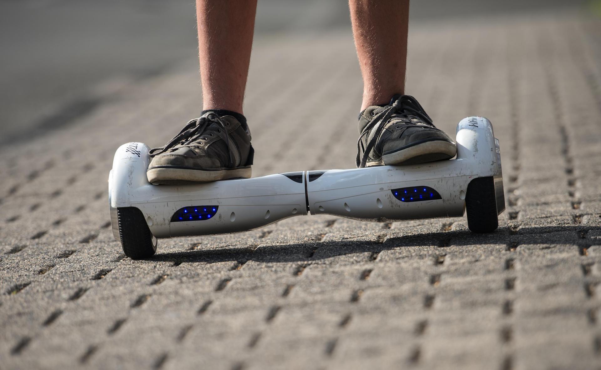 Ein Hoverboard. Weil sie mit einem umgebauten Exemplar unterwegs war, hat eine Neunjährige in Rieden jetzt Probleme mit der Polizei bekommen.  (Symbolbild: Andreas Arnold/dpa )