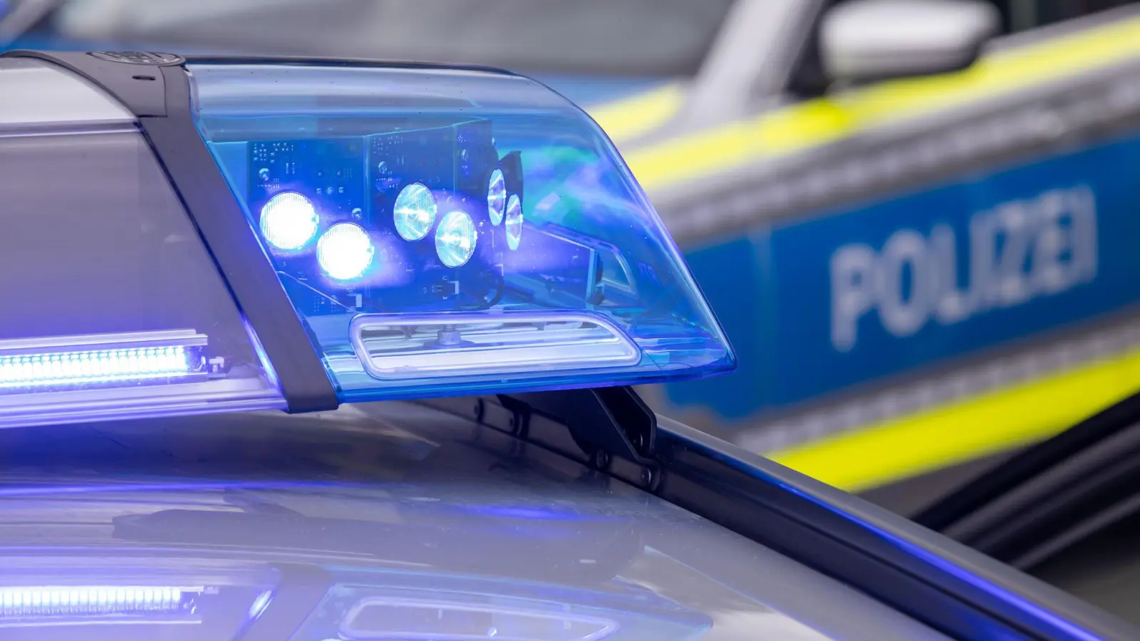 Ein 56-jähriger Mann wird in Kümmersbruck bei einem Callcenter-Betrug festgenommen. Die Polizei warnt vor der Schockanruf-Masche. (Symbolbild: Daniel Karmann/dpa)