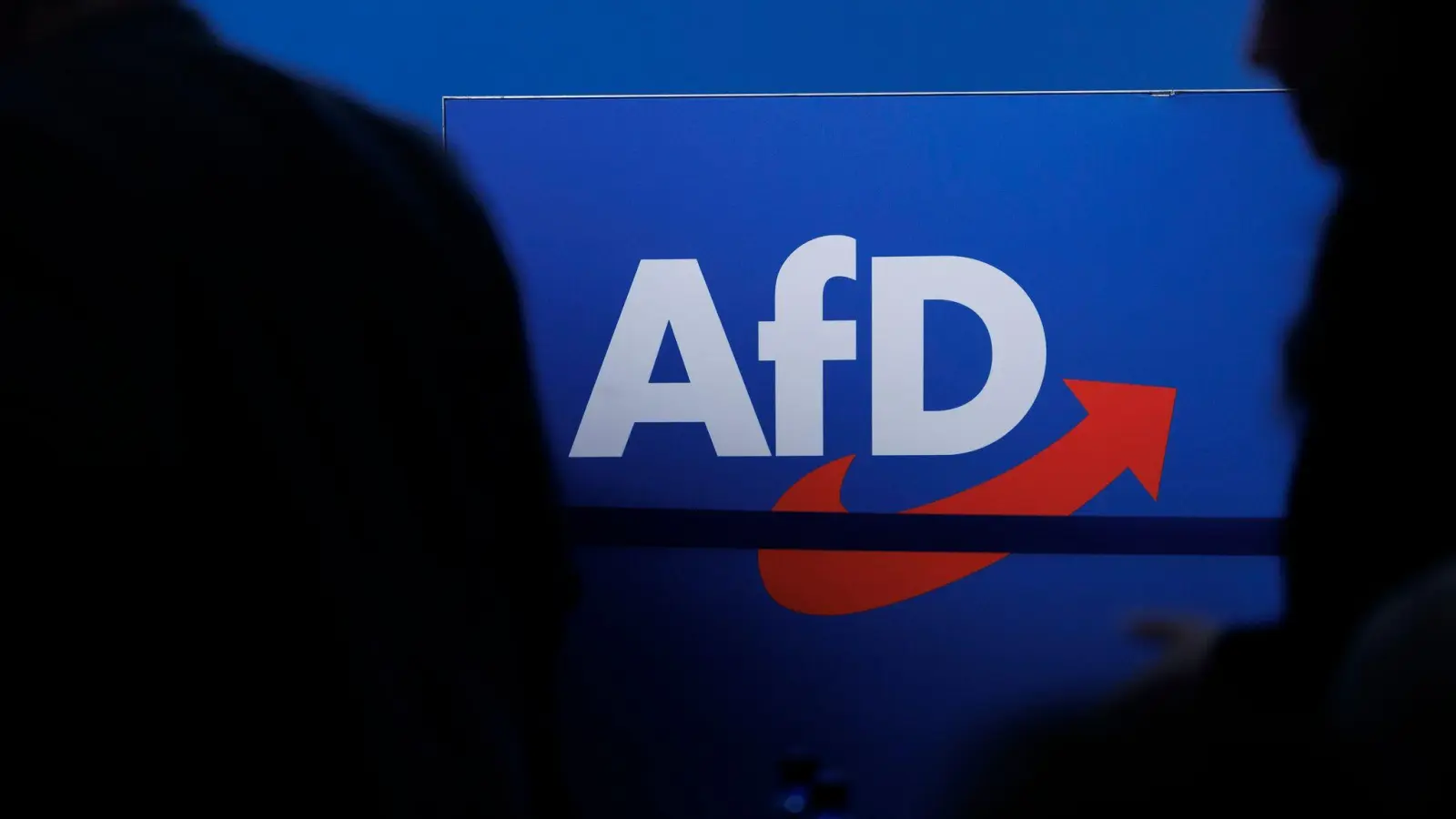 Die AfD in Bayern steht künftig gemeinsam mit rund 200 anderen Organisationen auf der Liste der extremistischen oder extremistisch beeinflussten Organisationen. (Illustration) (Bild: Carsten Koall/dpa)