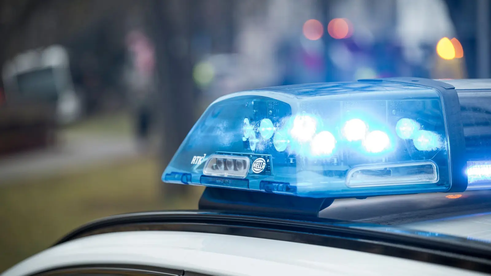 Die Polizei sucht nach Zeugen. Bislang unbekannte Täter warfen Freitagnacht Gegenstände auf fahrende Autos, die auf der B 85 unterwegs waren.  (Symbolbild: Daniel Vogl/dpa)