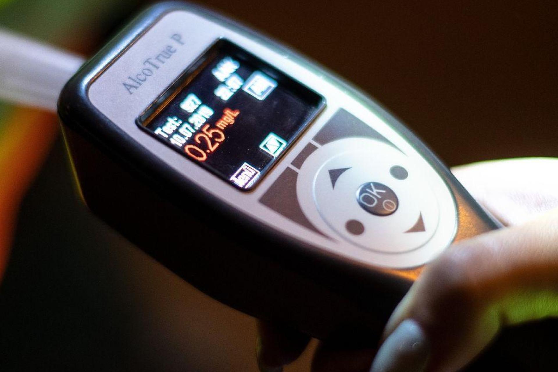 Die Polizei stoppte einen Mann in Rieden, der mit zu viel Alkohol im Blut sein Fahrzeug führte.  (Symbolbild: Sina Schuldt/dpa)