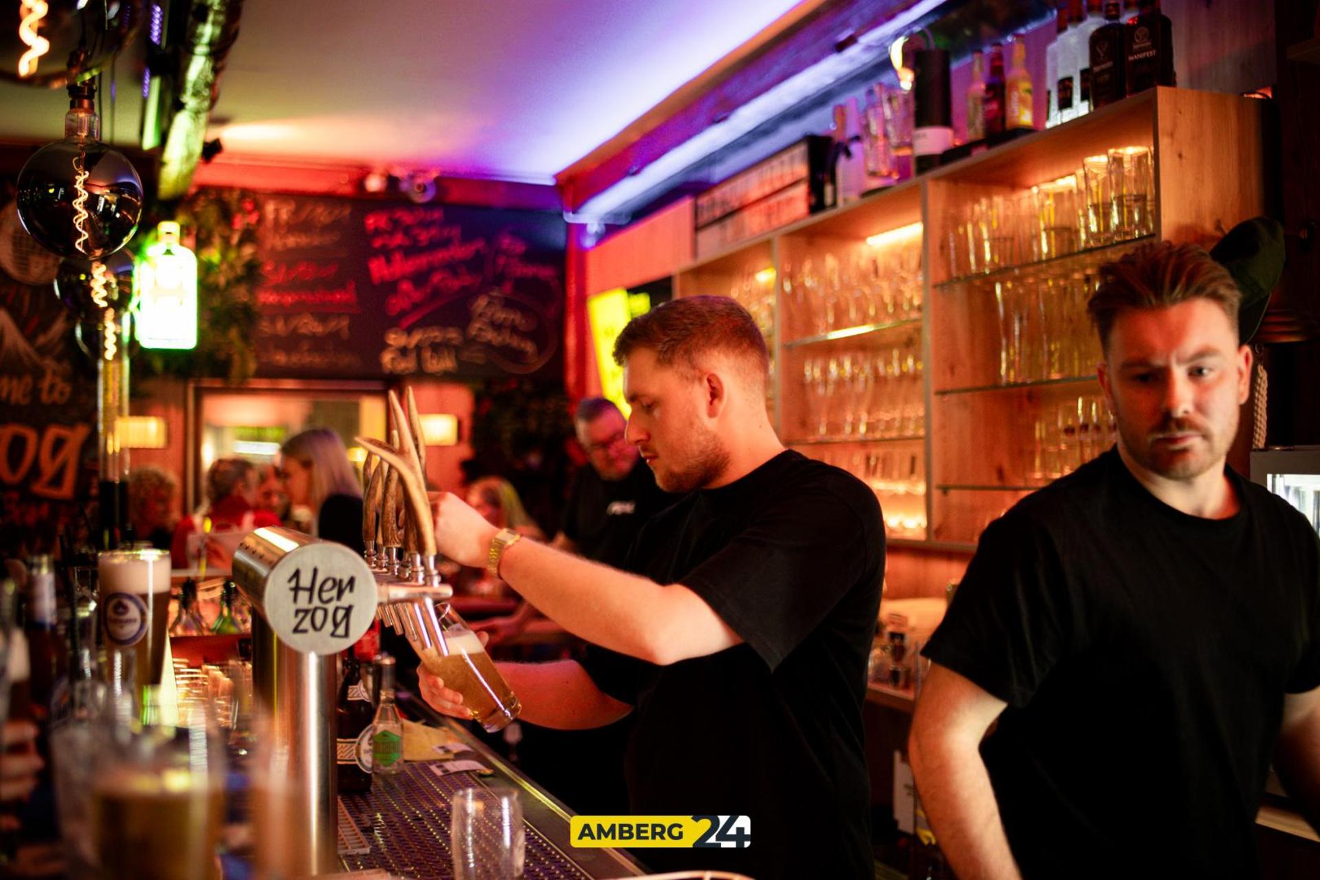 Im „Herzog” in Sulzbach-Rosenberg stieg am Samstag die Hallenmasters Afterparty. (Bild: Julia Bär)