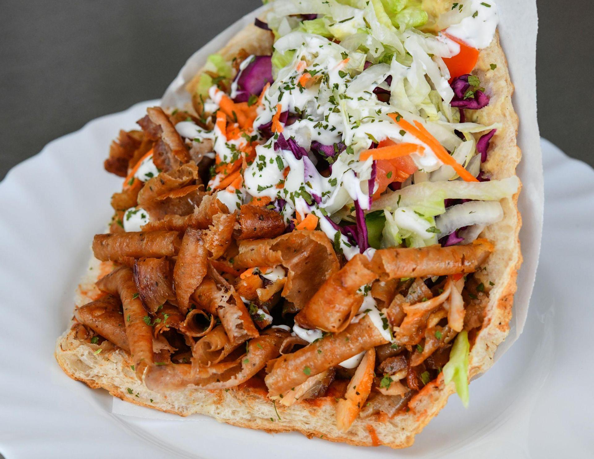 Fleisch, Salat, Sauce und Brot: Und fertig ist der Döner. (Archivbild) (Bild: Patrick Pleul/dpa-Zentralbild/dpa)