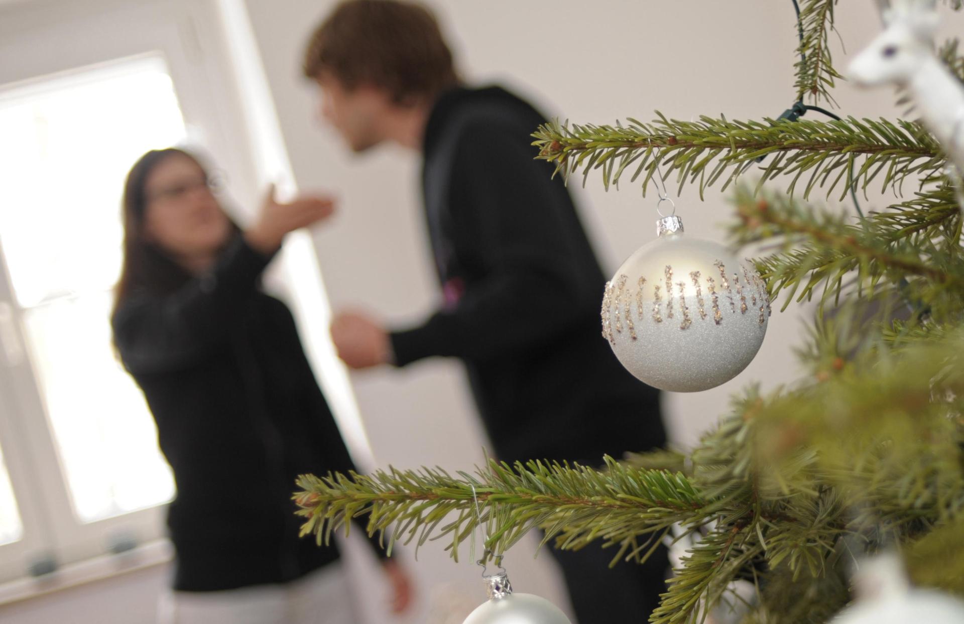 Wenn sich Familien an Weihnachten um den Christbaum scharen, kracht es schnell. So passiert am 1. Weihnachtsfeiertag in Sulzbach-Rosenberg. (Symbolbild: Andreas Gebert)