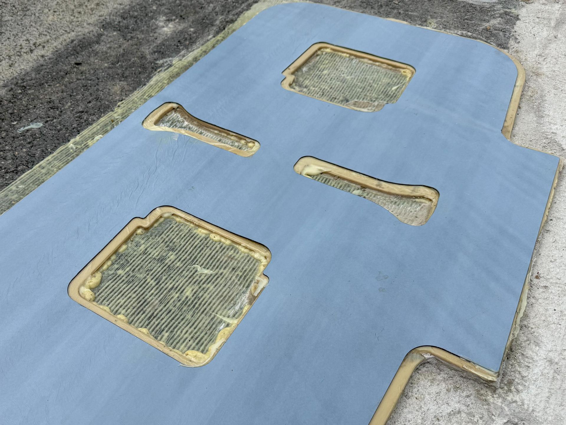 So sieht die Ladespule aus, die auf der A6 bei Illschwang in die Fahrbahn verbaut wurde. Die Technologie ermöglicht induktives Laden von Elektrofahrzeugen auf der Autobahn. (Bild: Petra Hartl)