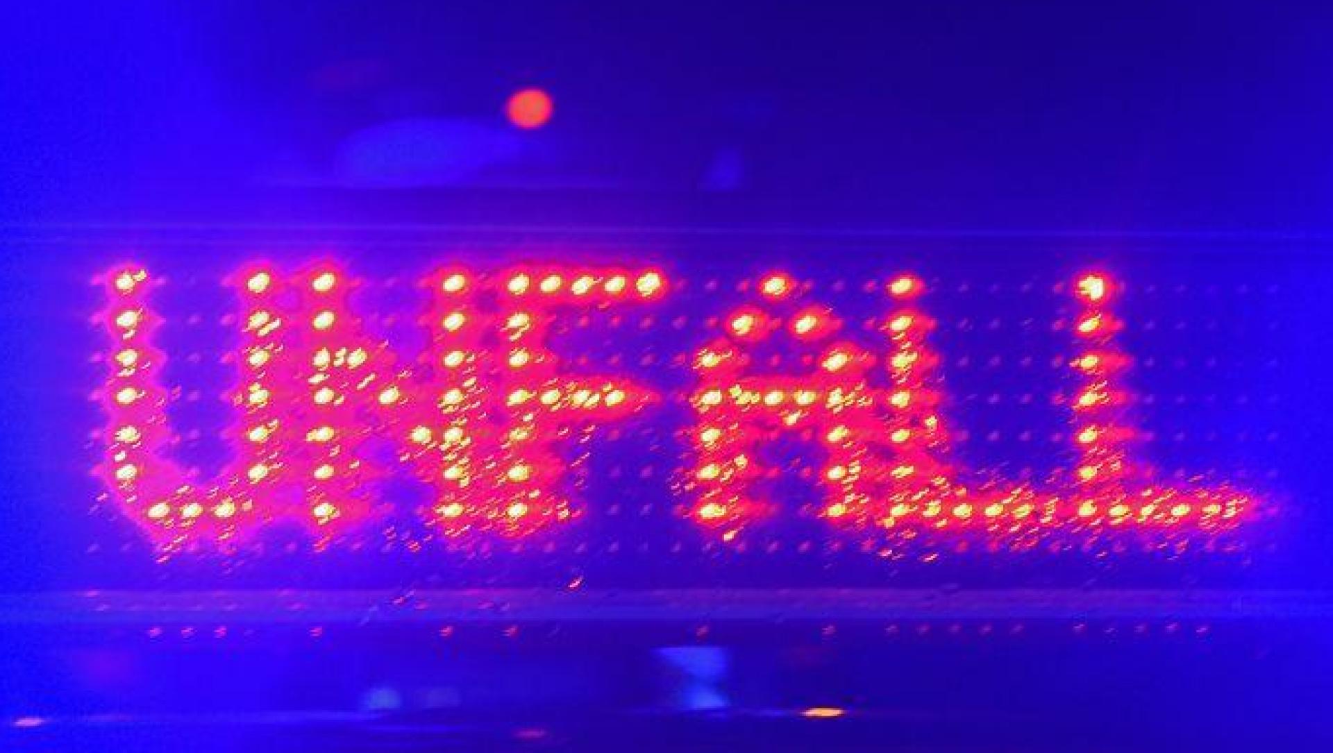 Bei einem Verkehrsunfall auf der Staatsstraße bei Freudenberg wurden zwei Frauen leicht verletzt. (Symbolbild: Stefan Puchner/dpa)