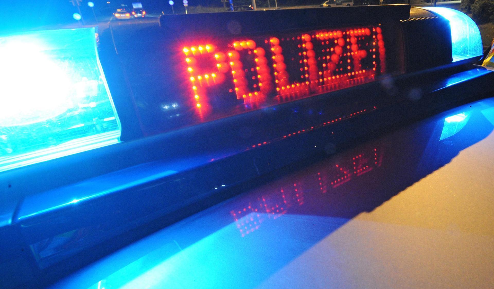 Ein Motorradfahrer verunglückte in Kastl schwer. Die Polizei ermittelt die Unfallursache. (Bild: Patrick Seeger/dpa)
