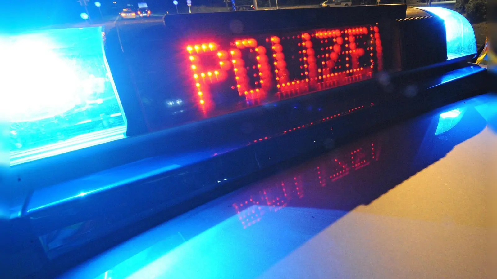 Ein Motorradfahrer verunglückte in Kastl schwer. Die Polizei ermittelt die Unfallursache. (Bild: Patrick Seeger/dpa)