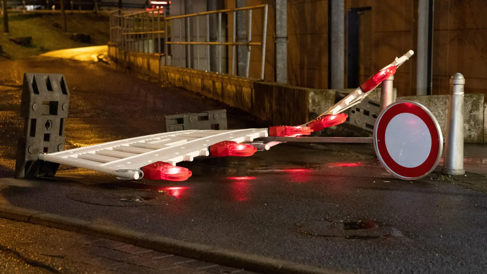 Orkanartige Böen fegten am Donnerstagabend durch Bayern. Besonders betroffen war die Gemeinde Bruck. (Symbolbild: Friso Gentsch/dpa)