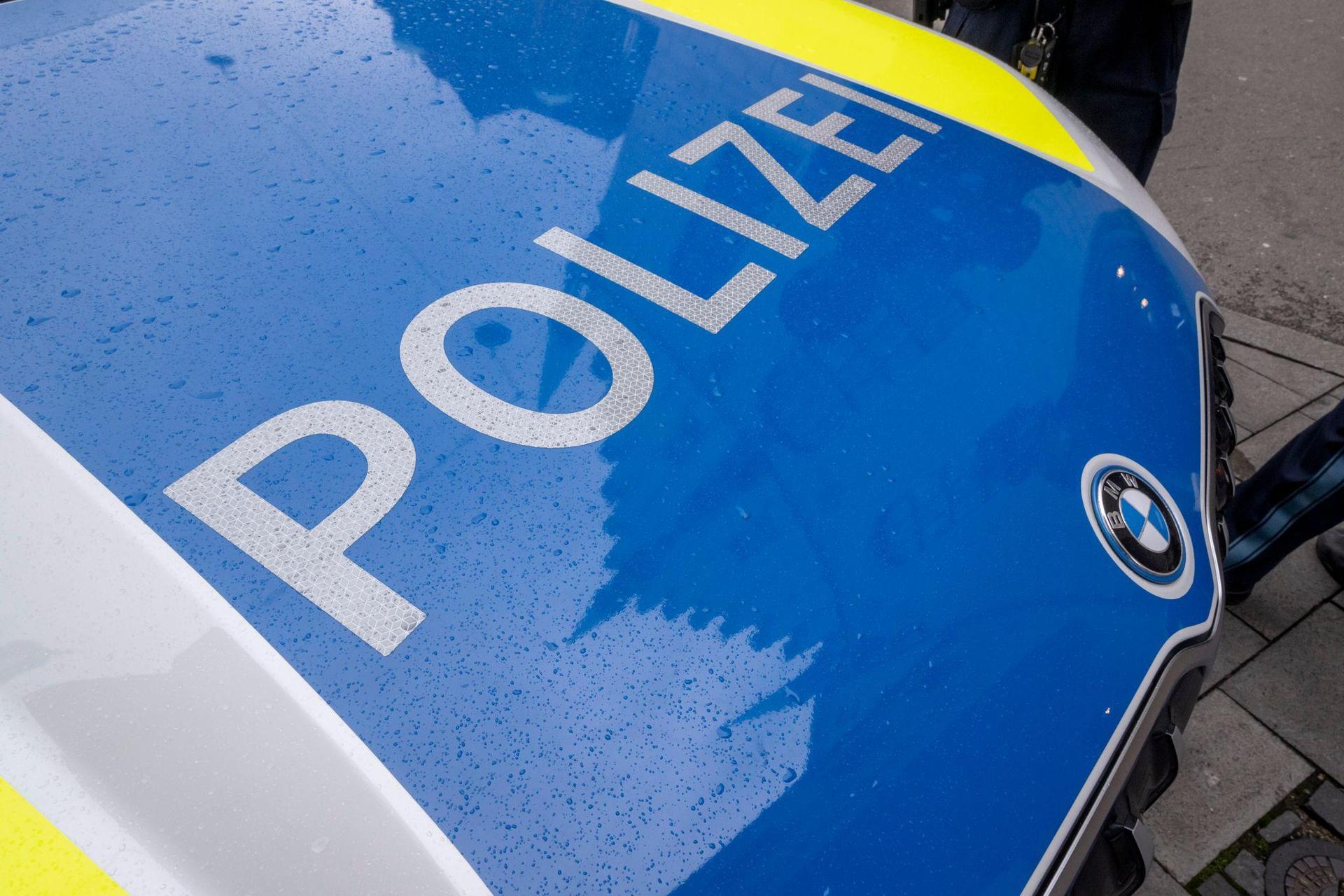 Unbekannte Täter haben in Schwandorf Hausmauern mit Graffiti besprüht.  (Symbolbild: Peter Kneffel/dpa)