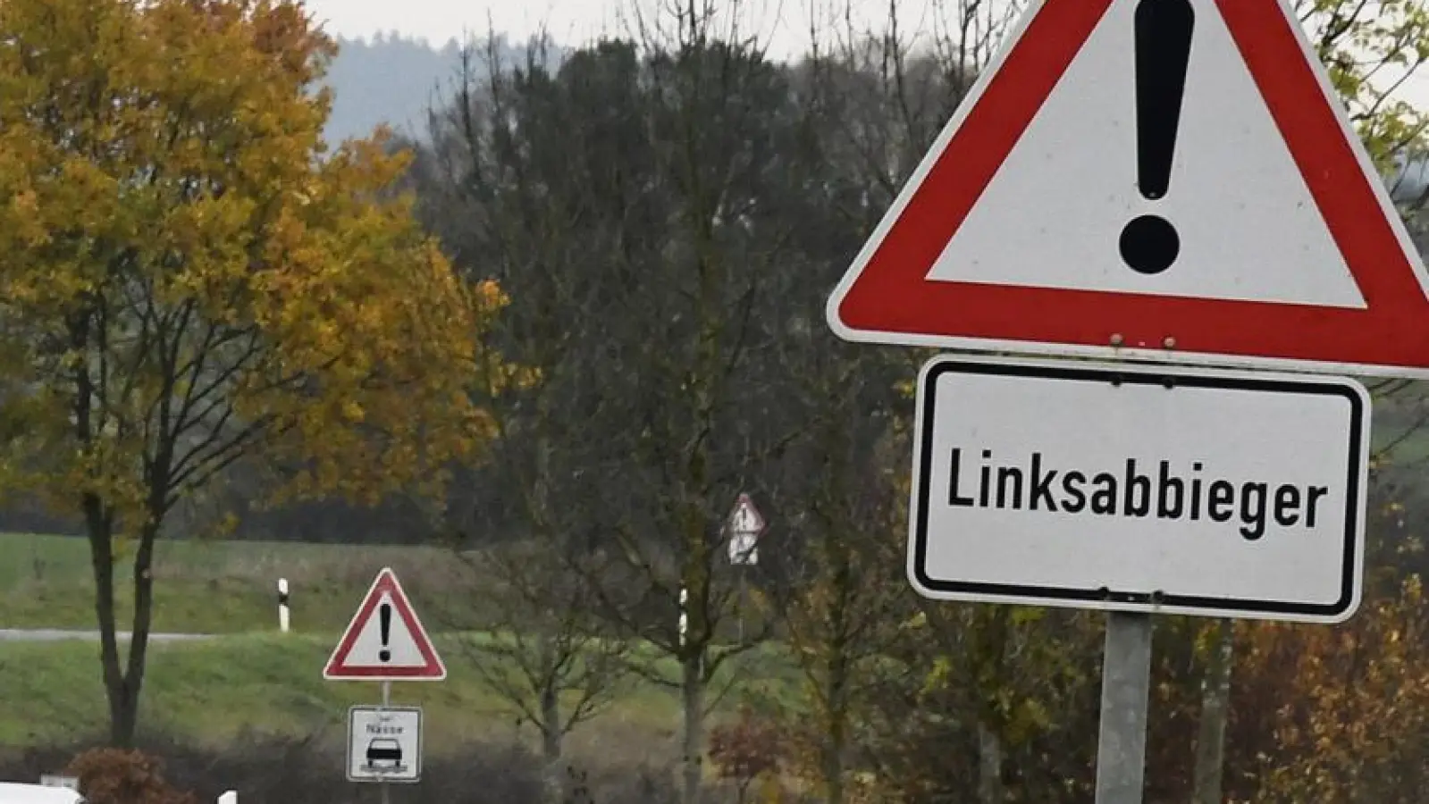 Solche Warnschilder mit dem Hinweis auf Linksabbieger sollen an der Bundesstraße B85 die Kreuzung bei Fromberg/Kleinfalz sicherer machen.  (Symbolbild: san)