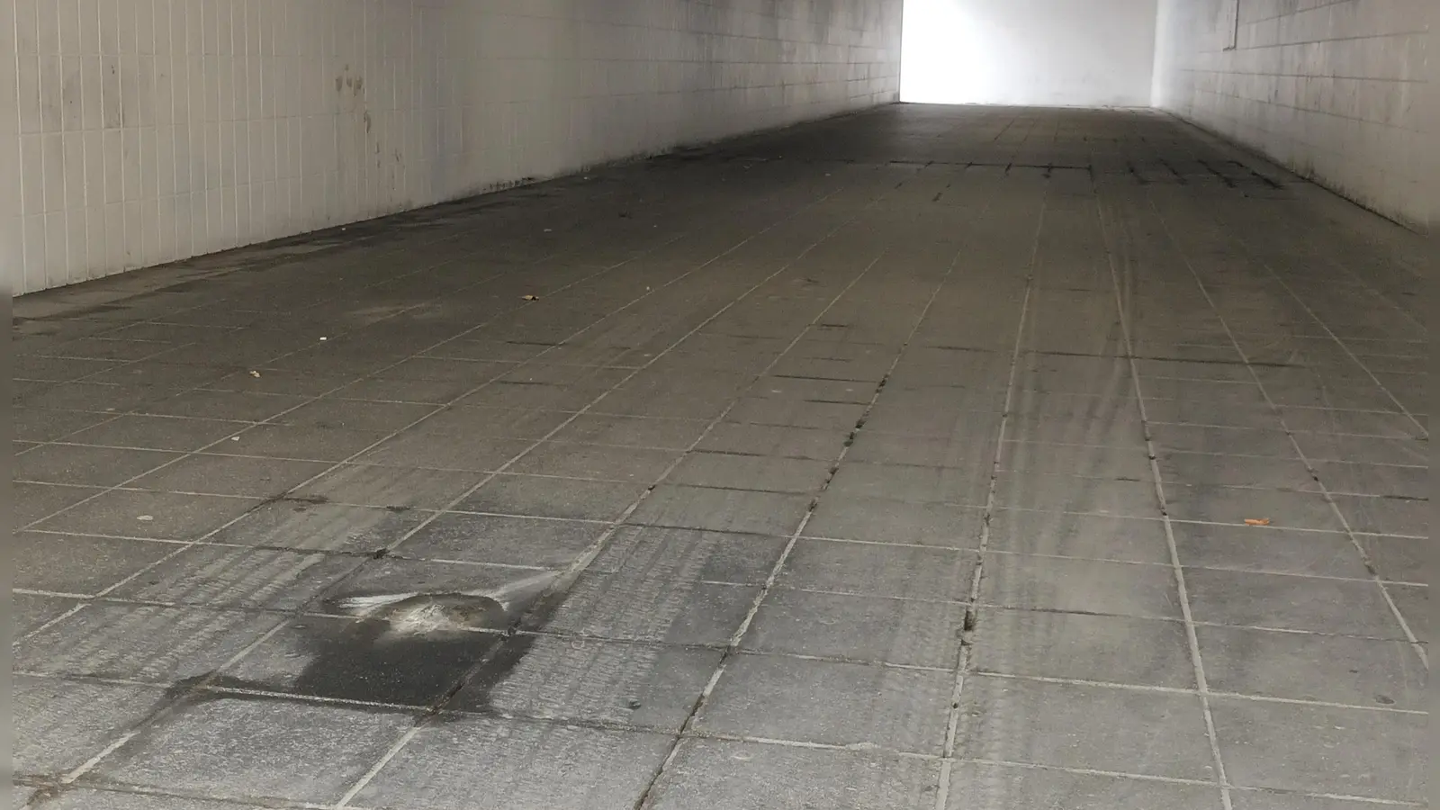 Der mysteriöse Fleck in der Amberger Bahnhofsunterführung (Bild: Valerie Preiß)