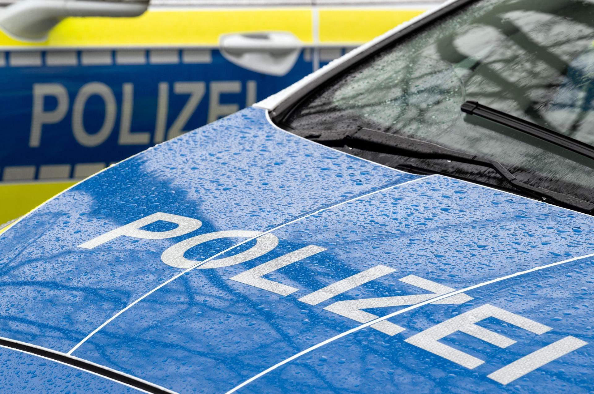 Derzeit findet an der Realschule in der Max-Reger-Straße in Hof ein Großeinsatz der Polizei statt. (Symbolbild: Soeren Stache/dpa)