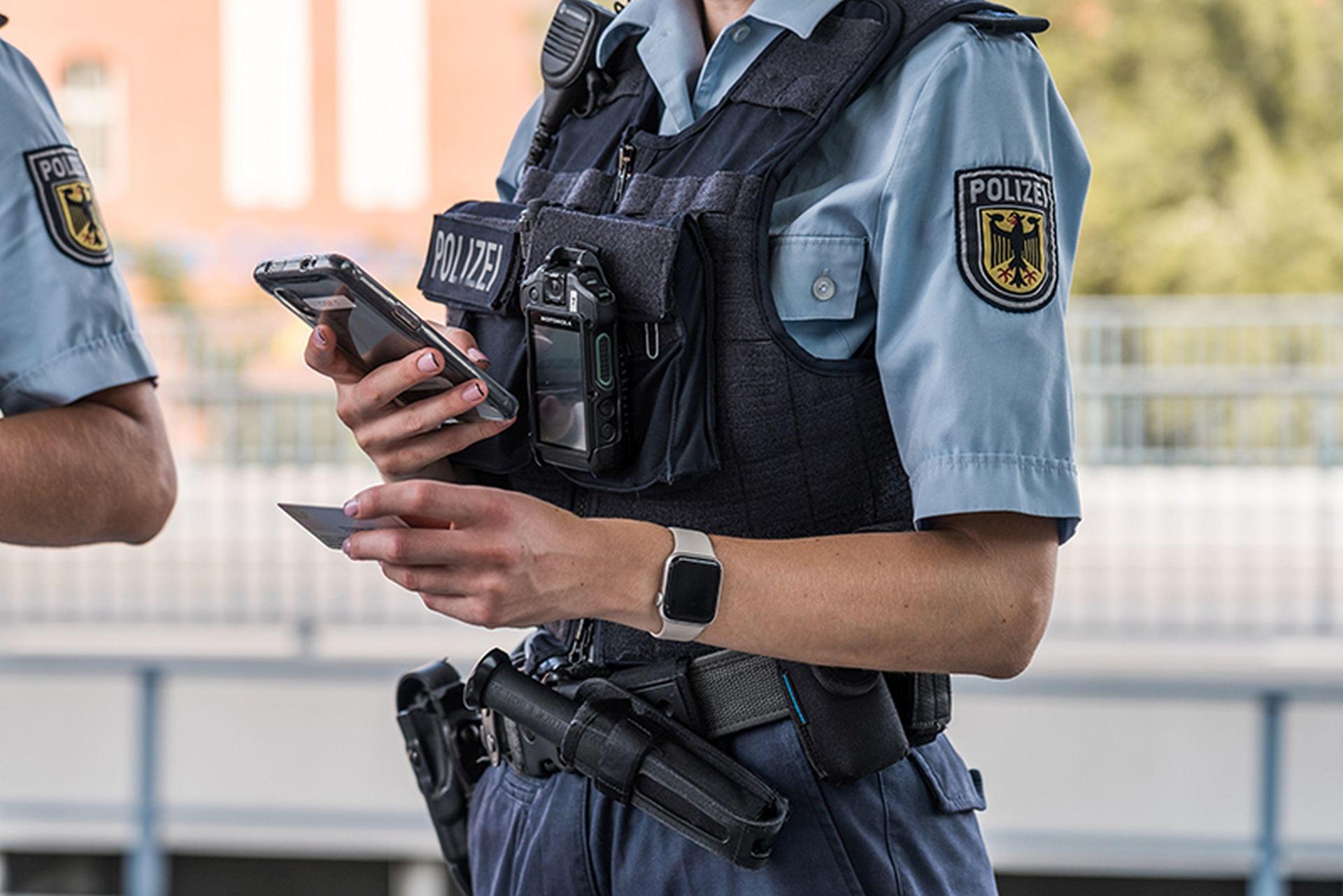 Personenkontrolle am Bahnhof: Die Bundespolizei ermittelt nach einer Schlägerei in Neukirchen bei Sulzbach-Rosenberg. (Bild: Jacob Maibaum/Bundespolizei)