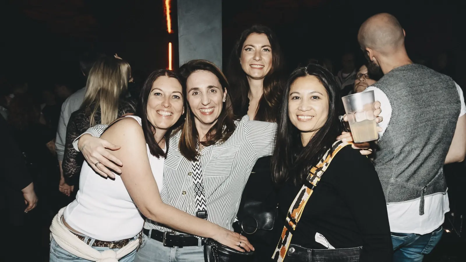 Frau Fenk im Trio.  (Bild: Lolografie)