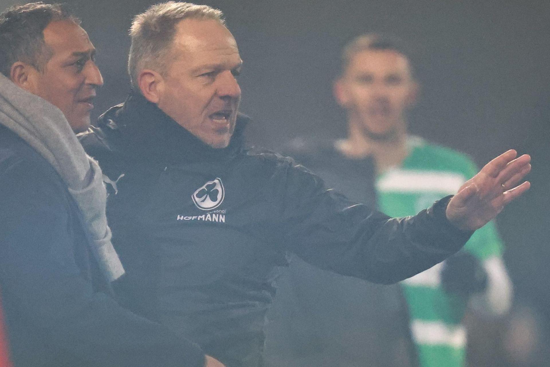 Müssen beide gehen: Manager Rachid Azzouzi (l) und Trainer Alexander Zorniger (r). (Bild: Daniel Karmann/dpa)