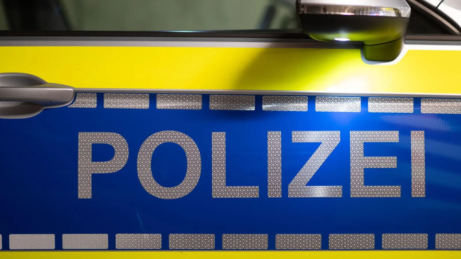 In Raigering hat eine Autofahrerin einen Wagen übersehen, dessen Fahrer Vorfahrt gehabt hätte. (Symbolbild: Robert Michael/dpa)