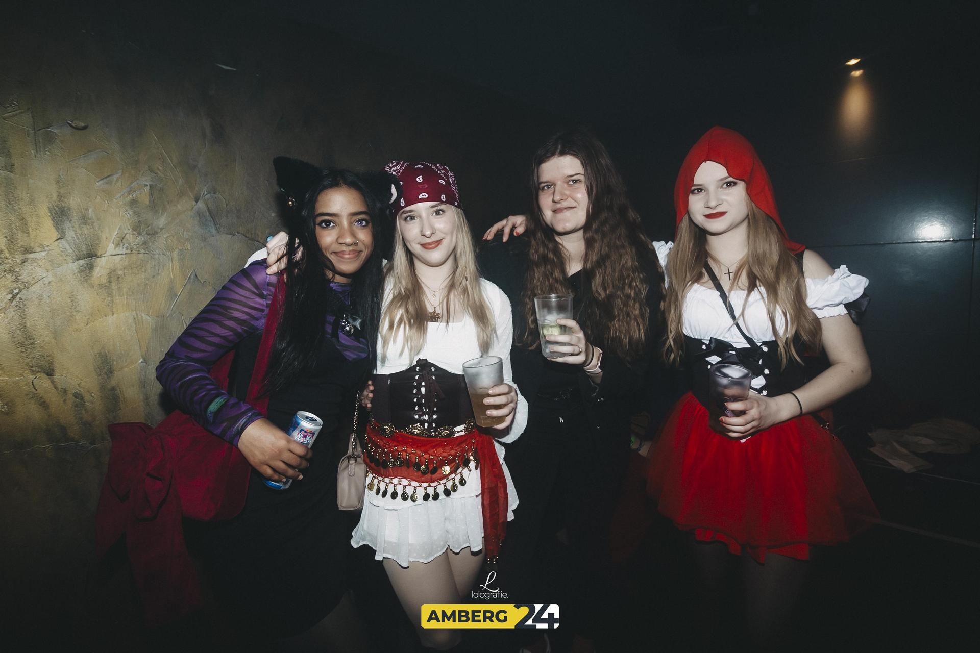 Im Trio wurde während der Hexennacht gefeiert. Viel Spaß mit den Fotos. (Bild: Leonie Hartung)