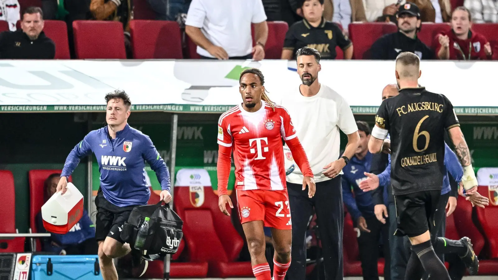 Bayern-Profi Sacha Boey (Mitte) kommt zum Fanclub nach Vilseck. (Archivbild: Harry Langer/dpa)