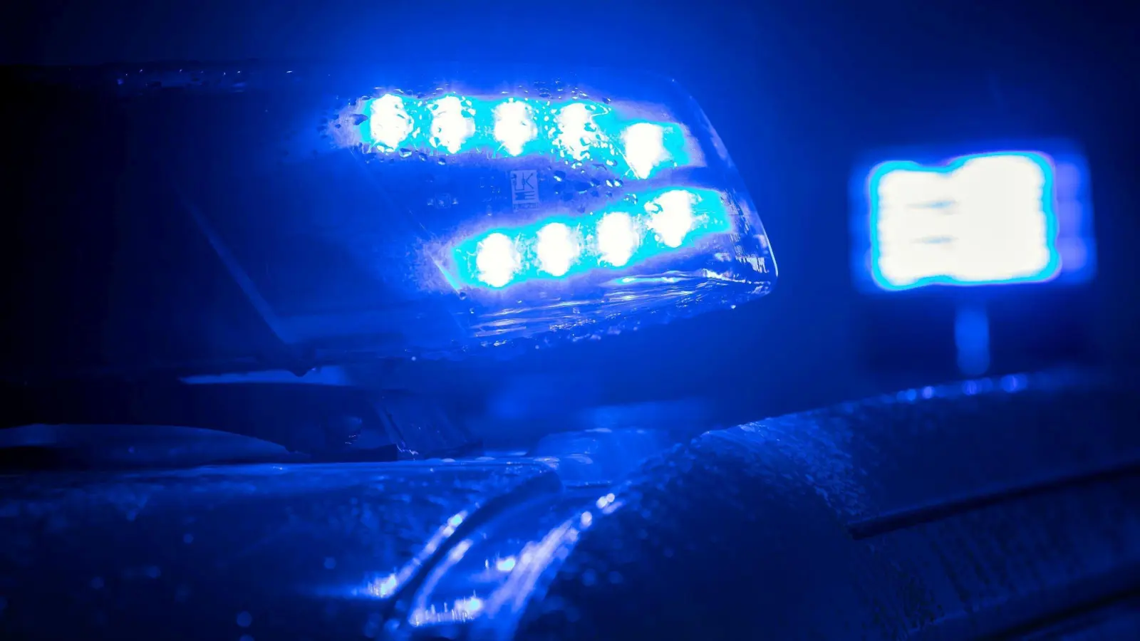 Nach einem Fahrzeugbrand musste der Autobahnzubringer bei Schwenderöd im Birgland gesperrt werden (Symbolbild: Jens Büttner/dpa)