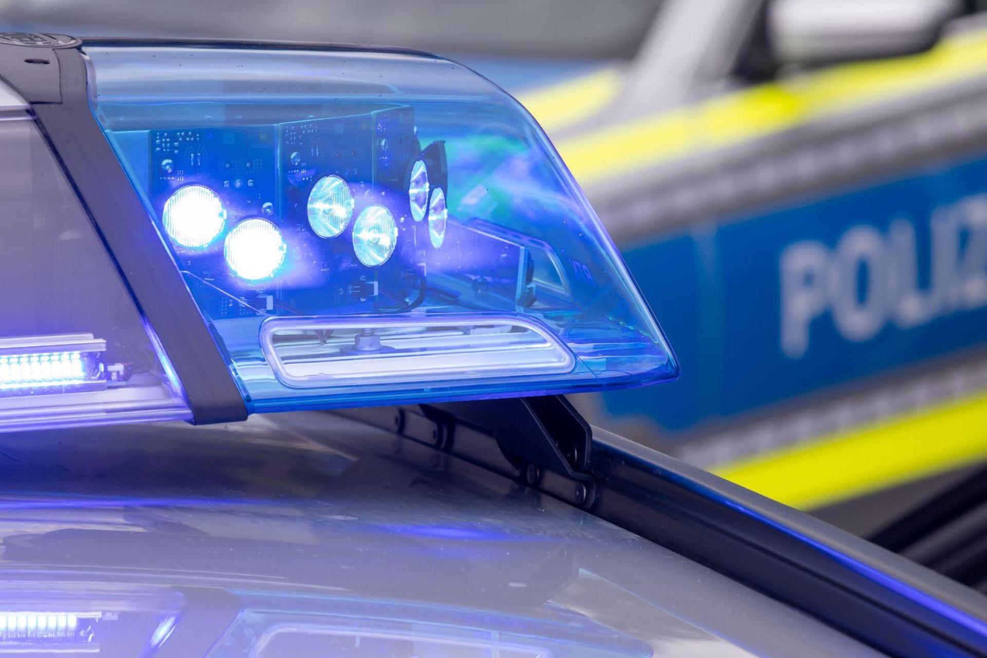 Im Stollenweg in Amberg kommt es seit April zu wiederholten Sachbeschädigungen an Autos. Die Polizei bittet um Hinweise. (Symbolbild: Daniel Karmann/dpa)