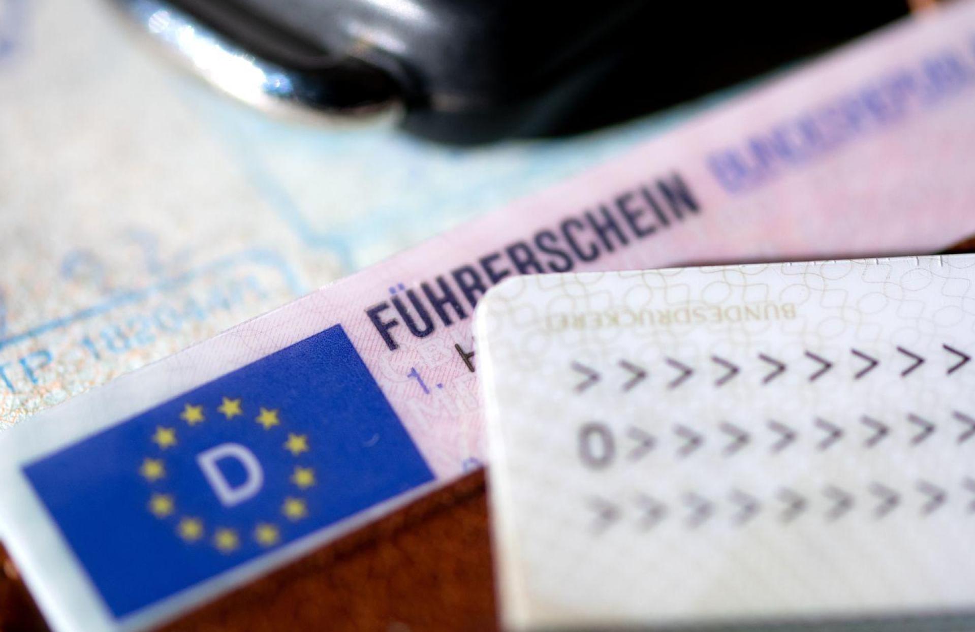 Bund und Länder sind sich einig, dass der Führerschein günstiger werden soll - wann, ist aber noch offen. (Bild: Sven Hoppe/dpa)