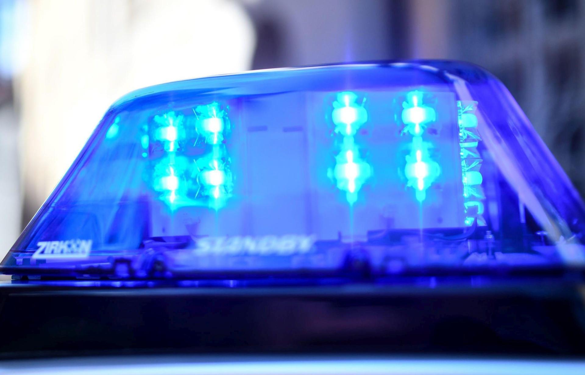 Nach einem Streit auf der Plattform Tiktok sind drei Personen bei einem Bayreuther eingebrochen und haben ihn attackiert. (Symbolbild: Patrick Seeger/dpa)